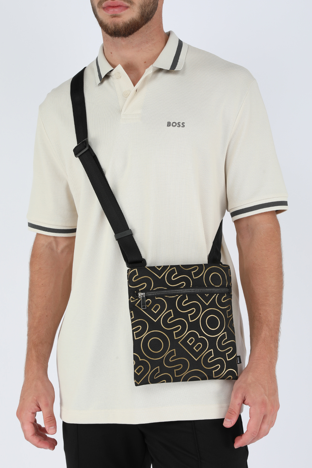 תמונת כל הלוק של תיק צד מבד ממוחזר עם לוגו